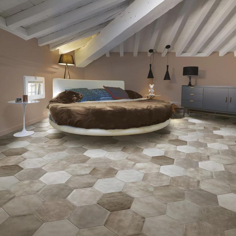 Realizace Atypická ložnice s kruhovou postelí a dlažbou z hexagonp CIR Fuoritono