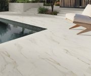 Moderní venkovní dlažba v mramorovém designu