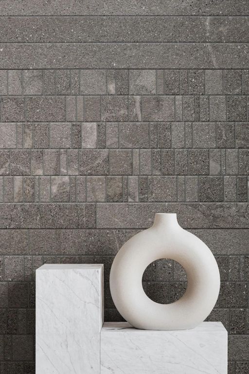 Realizace Detail obkladu ze série Coem Mea Lapis Pause Grigio Scuro 