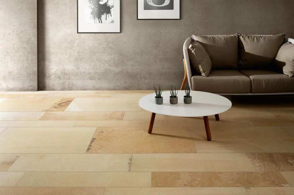 Realizace Světlá interiérová dlažba v přírodním dekoru od výrobce Coem Ceramiche Fossilia