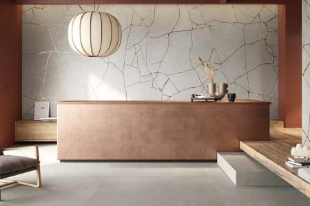 Realizace zemitého obývacího pokoje Cemment Effect Grey a Metal Groove Grey ze serie Wide Gress 280