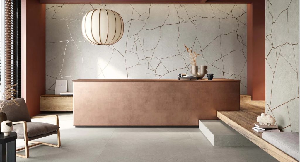 Realizace Realizace zemitého obývacího pokoje Cemment Effect Grey a Metal Groove Grey ze serie Wide Gress 280