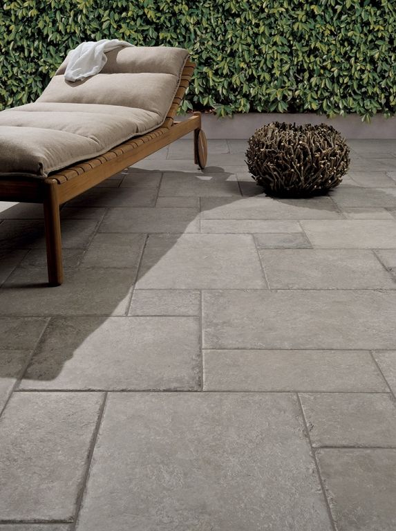 Realizace Venkovní světle šedá dlažba od výrobce Coem Ceramiche Castle