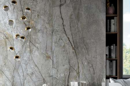 Obývací pokoj s velkoformátovými obklady se vzhledem mramoru ze série Mirage Cosmopolitan.