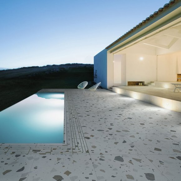 Realizace Dlažba k bazénu ve vzhledu terrazzo - Deceram Outdoor Color Light 80x80cm