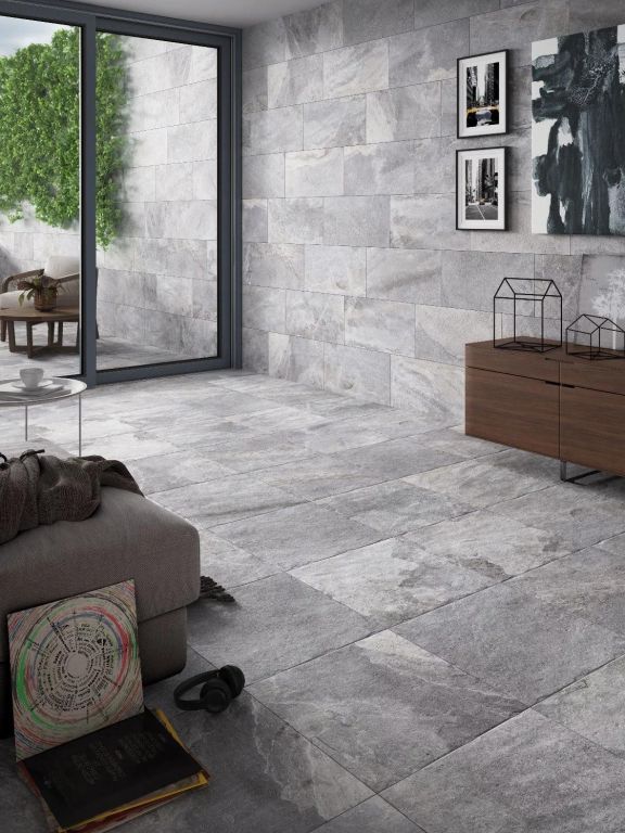 Realizace Codicer Sanford Grey 33x66 a 50x50 je povedenou imitací staré kamenné dlažby