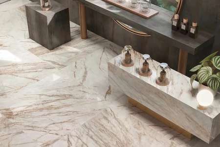 Dlaždice v designu mramoru Supreme Treasure Luminous Everose ve velkých formátech 120x120 a 120x280 (Flaviker) v kombinaci s Rebelem Lead
