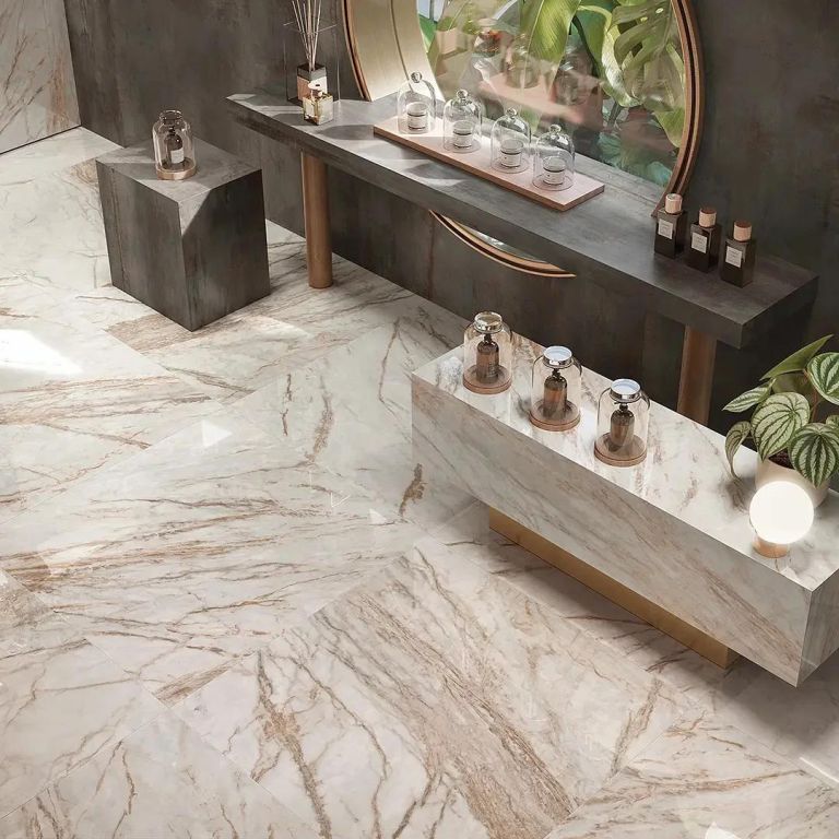Realizace Dlaždice v designu mramoru Supreme Treasure Luminous Everose ve velkých formátech 120x120 a 120x280 (Flaviker) v kombinaci s Rebelem Lead