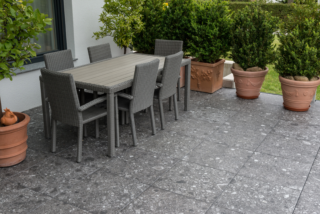 Realizace Venkovní dlažba ve vzhledu žuly Deceram Outdoor DONR Gris (tl. 20mm)