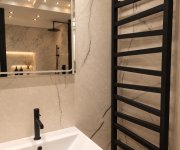 Koupelna LUMERA – harmonie přírodního dubu, elegantního mramoru a matné černé