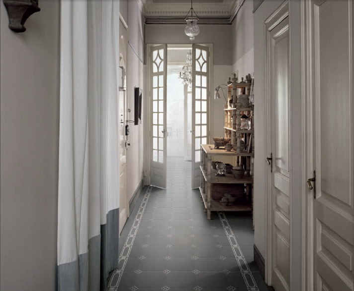 Realizace Šedobílá retro dlažba nejen do chodby Ceramiche Grazia Old England