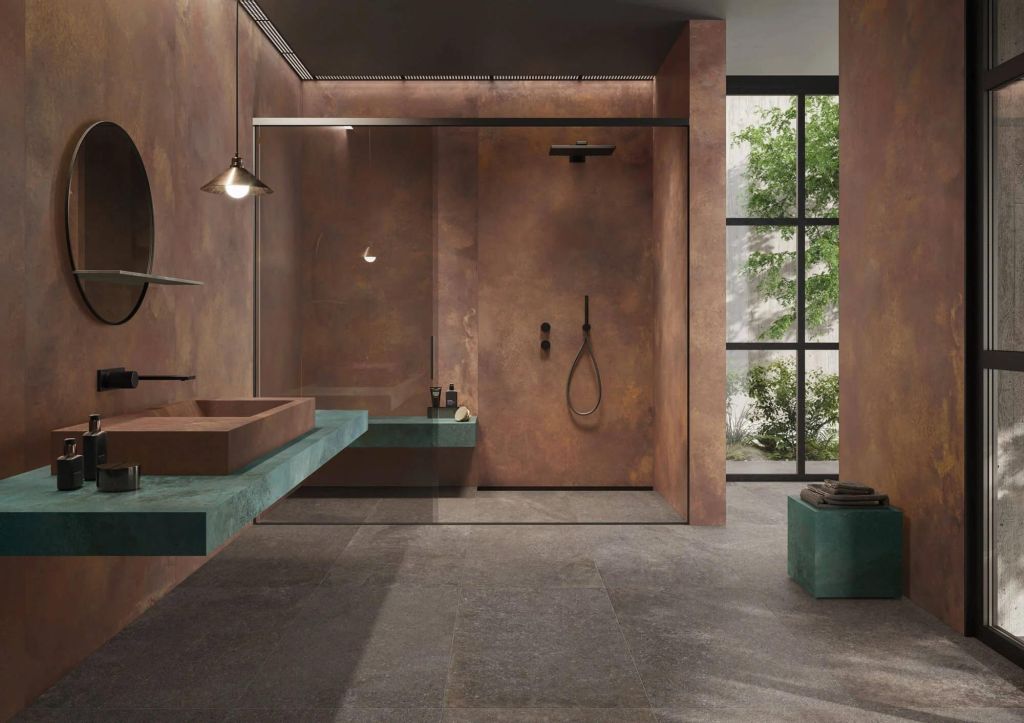 Realizace Koupelna v moderním kovovém designu obložená velkoformátovými dlaždicemi série Caesar Alchemy