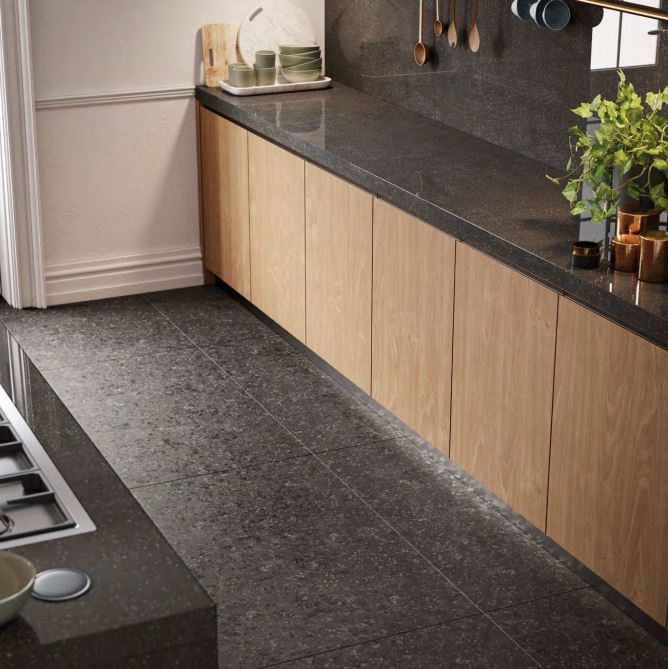 Realizace Černá dlažba nejen do kuchyně Gigacer Inclusioni Soave Vulcano 60x60cm 