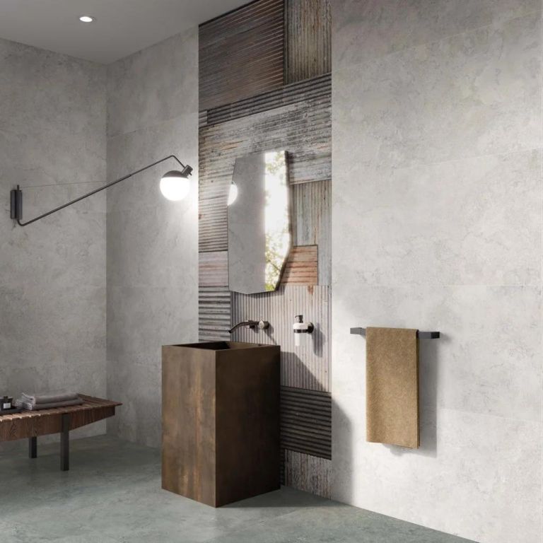 Realizace Netradiční koupelnový obklad s motivem plechu ze série Flaviker Art Walls
