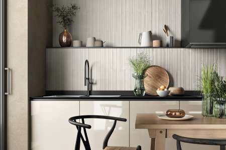 Světlý dekorovaný backsplash ze série Mirage Mand