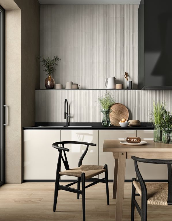 Realizace Světlý dekorovaný backsplash ze série Mirage Mand