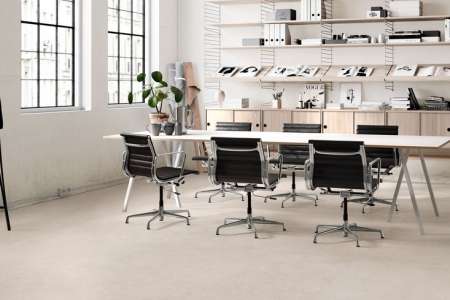 Neutrální béžová dlažba Sant Agostino Highstone Light 120x120 vhodná nejen do kanceláře