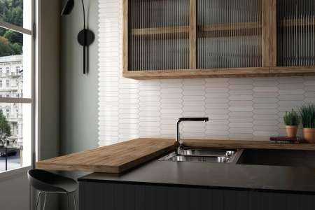 Stylová kuchyně s bílým obkladem Equipe Arrow Pure White 5x25