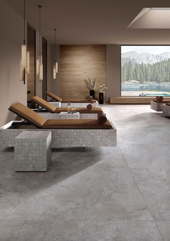 Realizace Velké šedé čtvercové dlaždice v lázních ze serie Tuscania Dolomia Stone