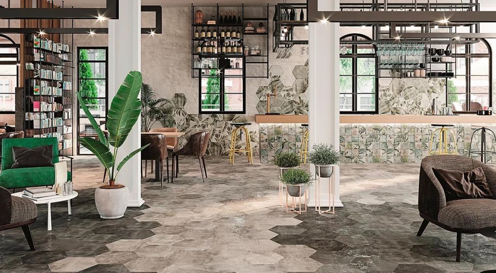 Realizace Tmavě laděná restaurace s hexagonovou podlahou a dekorovanýmy obkaldy.