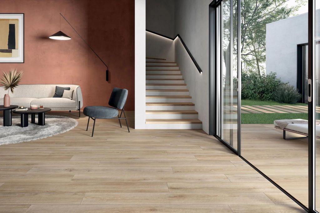 Realizace Venkovní terasa propojená s obývacím pokojem stejnou dlažbou od ABK Eco Chic