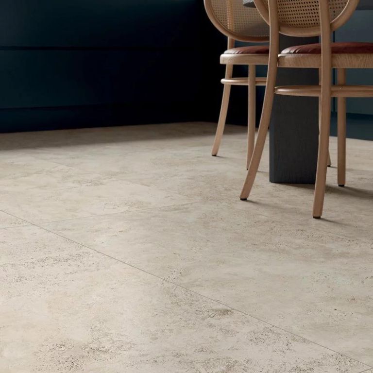 Realizace Dlažba jako travertin Flaviker Navona Bone Cross 120x120