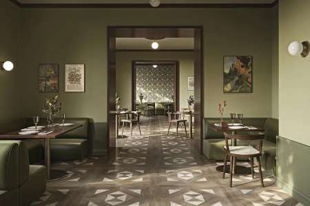 Povedený parketový vzor v komerčním prostoru (restauraci) Sant Agostino Yorkwood Glam 01 90x90