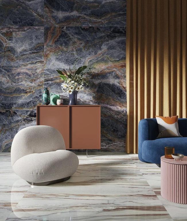 Realizace Extravagantní obývací pokoj z dlažby ze série Sant Agostino Star Marble Indigo