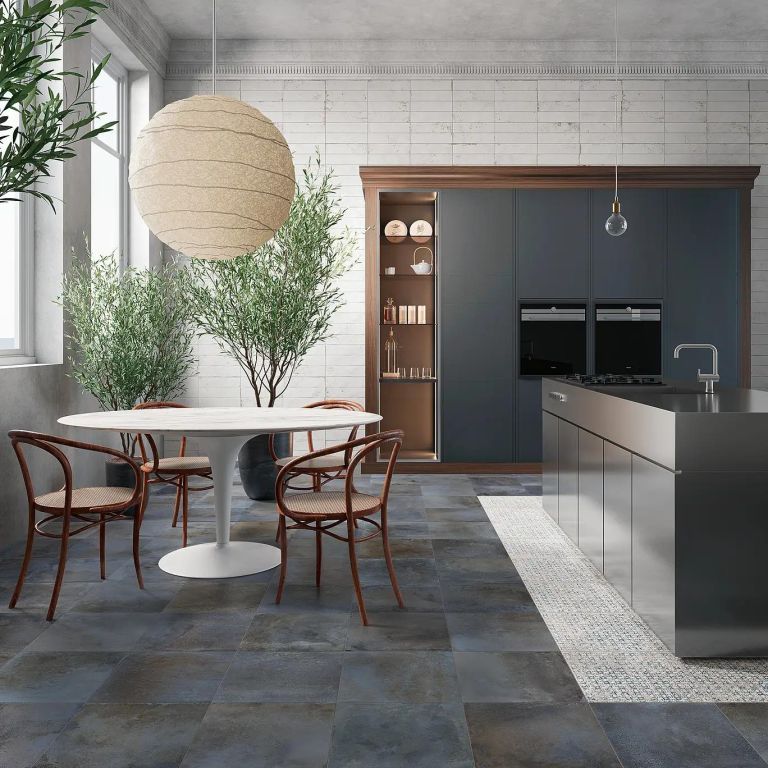 Realizace Černo-bílá kuchyně s obklady a dalžbou ze série EdiamxAstor Home.