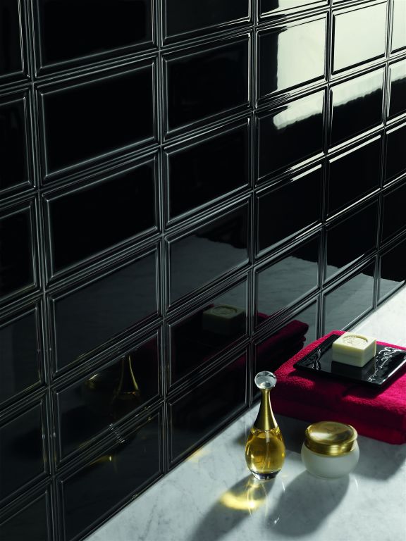 Realizace Černý lesklý zajímavý obklad  série Formae Ceramiche Grazia 