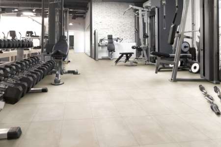 Světlá dlažba do fitness center a posiloven