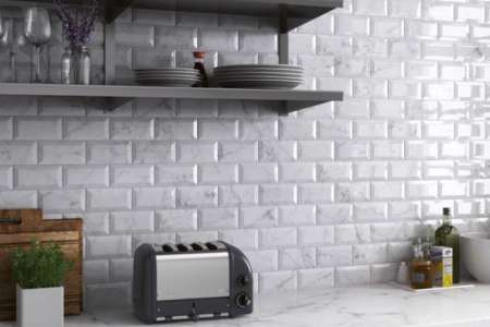 Obklady v imitaci mramoru ve tvaru psaníčka Equipe Carrara Gloss Metro 7,5x15cm