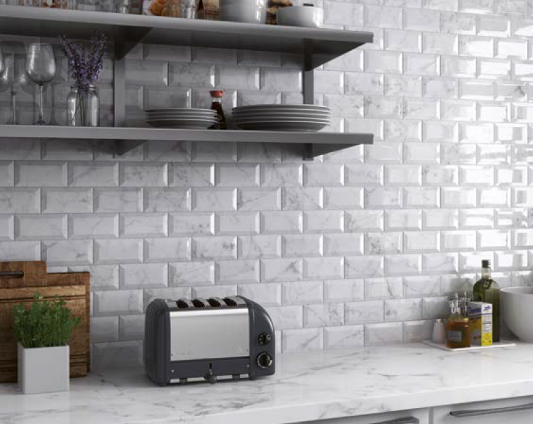 Realizace Obklady v imitaci mramoru ve tvaru psaníčka Equipe Carrara Gloss Metro 7,5x15cm