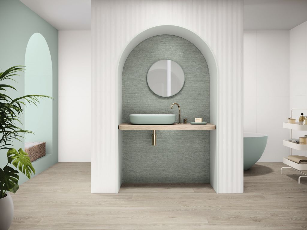 Realizace Elegantní koupelna s designovou nikou a jemnou texturou