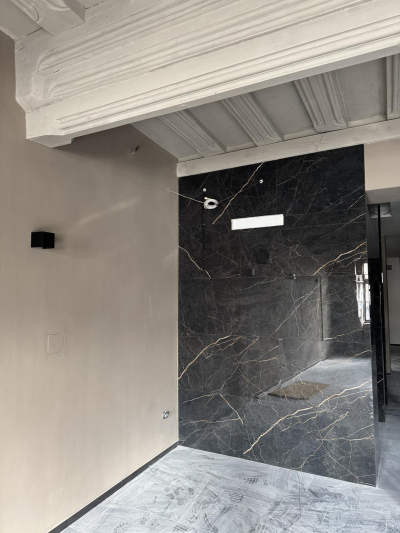 Horní patro restaurace - stěna obložená keramickými obklady s designem mramoru od keramičky Flaviker