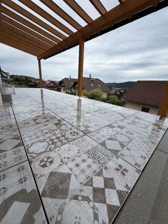 Realizace Venkovní terasa s 2cm dlažbou Pastorelli Julian Decor
