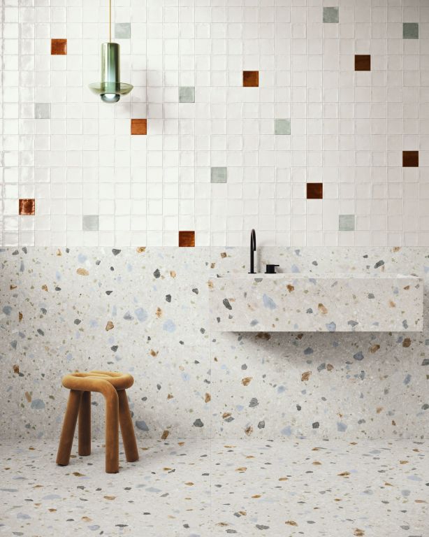 Realizace Moderní koupelna s terrazzo obklady a mozaikovou stěnou
