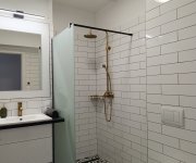 Realizace Del Conca Cementina Black and White v koupelně naší zákaznice