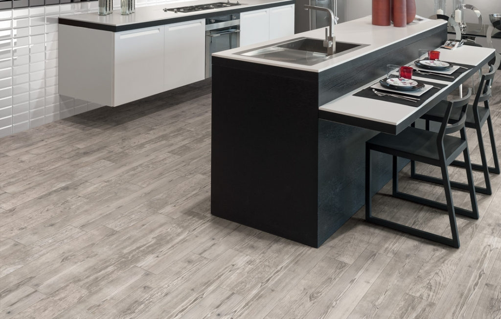 Realizace Světle šedá dlažba do kuchyně jako dřevo od výrobce Elios Grand Sequoia  Grey 14x84