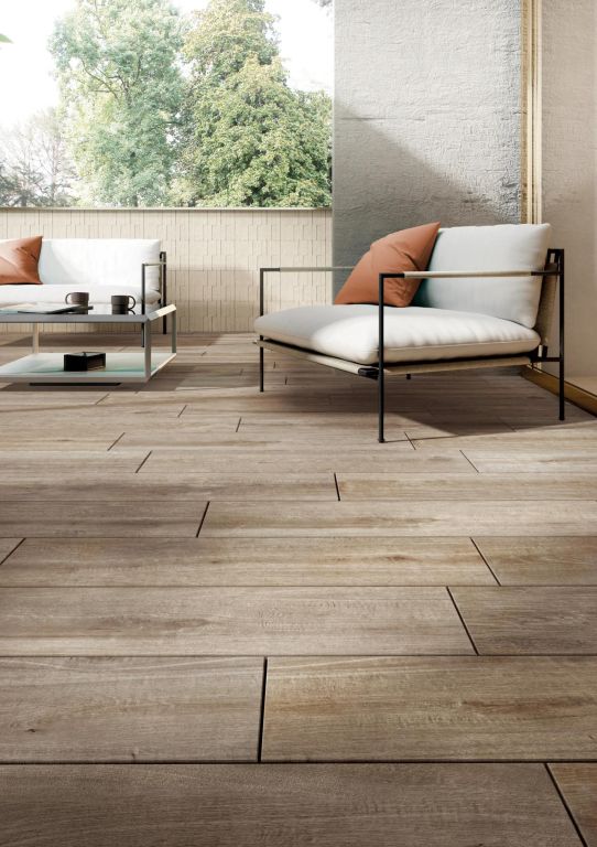Realizace Terasa s věrnou imitací dřeva Mirage Kao Caramel KA03 30x120 (2cm, protiskluz)