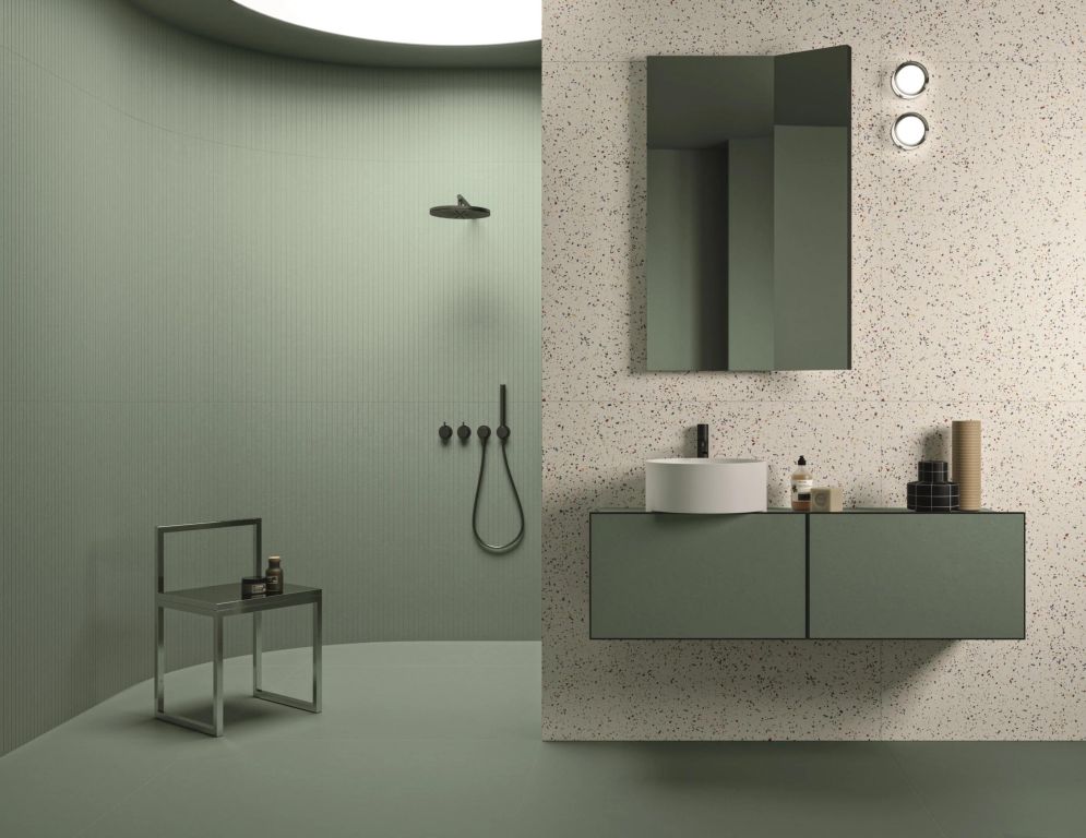 Realizace Zelená koupelna s prvky terrazza ze série Impronta Decora