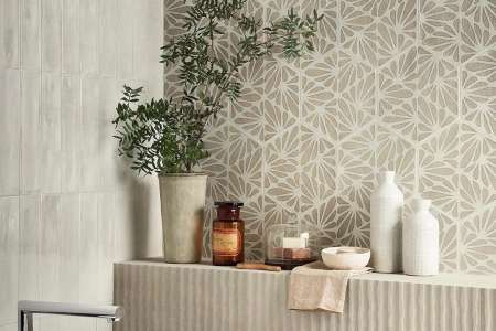 Marca Corona Terracreta Cesello Argilla 25x21,6 a Rilievo Argilla 20x20 v elegantní koupelně s vanou