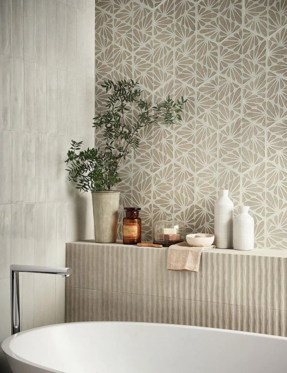 Realizace Marca Corona Terracreta Cesello Argilla 25x21,6 a Rilievo Argilla 20x20 v elegantní koupelně s vanou