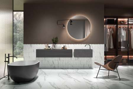 Koupelna s bílou dlažbou jako mramor ze série La Fenice Marble Velvet.