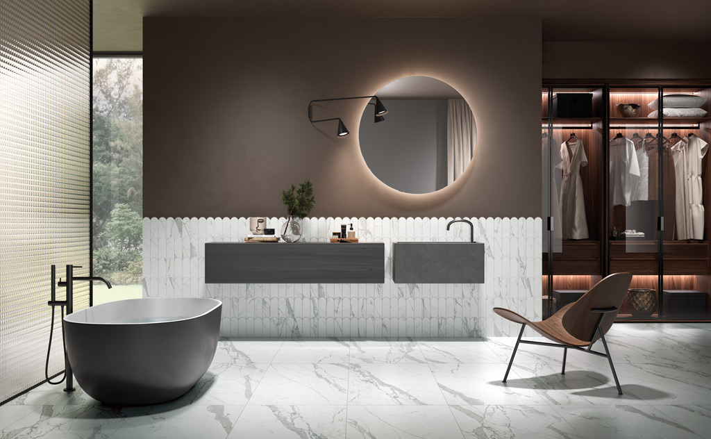 Realizace Koupelna s bílou dlažbou jako mramor ze série La Fenice Marble Velvet.