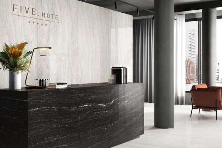 Realizace kontrastní recepce Granito Effect White a Black ze serie Wide Gress 280