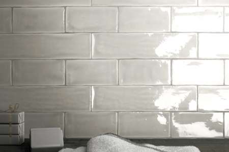 Deceram Mayolica Soft Grey - světle šedé lesklé obklady ve slevě