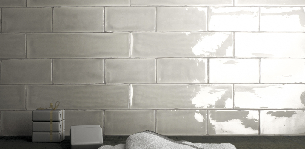 Realizace Deceram Mayolica Soft Grey - světle šedé lesklé obklady ve slevě