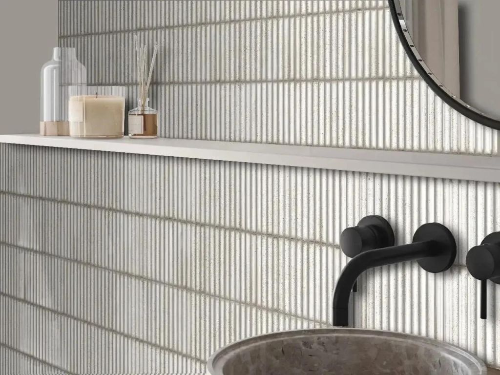 Realizace Koupelna s nápadným 3D obkladem Karatsu Chalky 11,5x23 (Estudio)