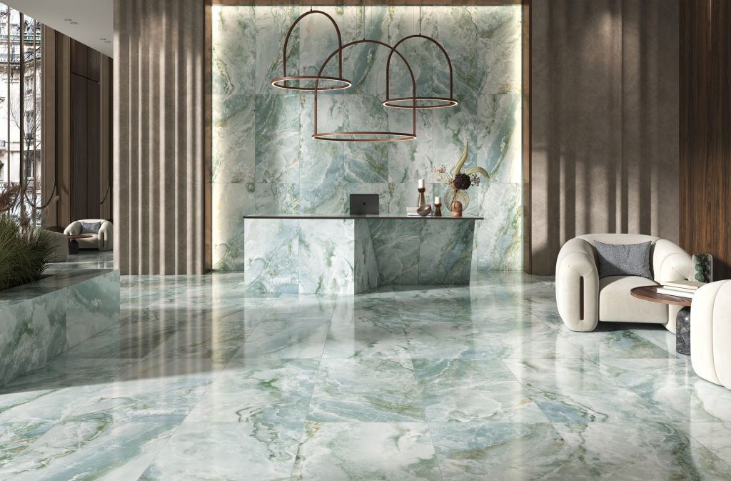 Realizace Lobby hotelu s obklady a dlažbou jako mramor se zelným nádechem ze série Bottega Glamour.